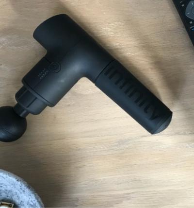 TEST: Infinity Massage Gun – massagepistol i läcker kvalitet till ett riktigt bra pris
