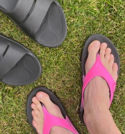 Guide: Mjuka badsandaler och flip-flops för återhämtning från OOFOS
