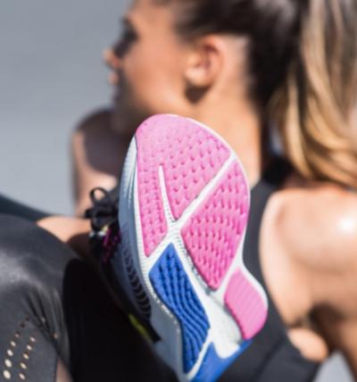 8 färgrika löparskor i friska vårfärger för herrar och damer